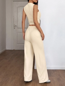 Dettaglio del set due pezzi in maglia a coste con canotta corta e pantaloni a gamba larga