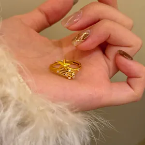 Makro-Detail des 18K vergoldeten Sternschnuppen-Rings mit funkelndem Zirkonia-Besatz