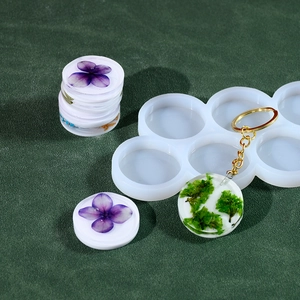 Vue détaillée du moule en silicone rond à 6 trous avec porte-clés à fleurs finis