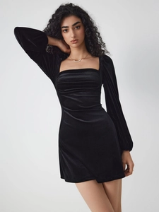 Elegante vestido corto de terciopelo negro con cuello cuadrado, mangas abullonadas y cintura