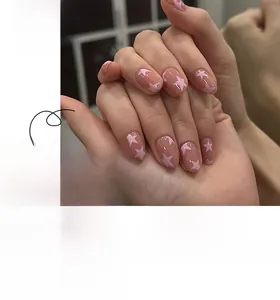 Unghie finte corte e tonde con motivi a stelle rosa e finitura rosa nude traslucida