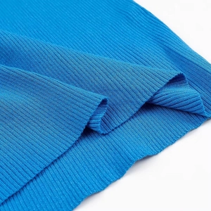 Makro-Detail von blauem Rippstrick-Stoff mit feiner Textur und vertikalen Strickmustern