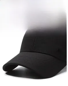 Vue macro détaillée d'une casquette de baseball noire avec logo métallique AL sur le côté
