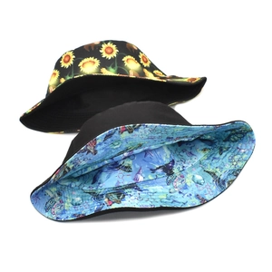 Détails du chapeau bob réversible avec imprimé tournesol et motif marin bleu