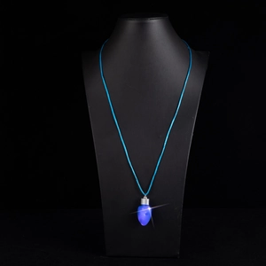 Collier de Noël LED avec un pendentif ampoule bleu brillant sur un cordon bleu