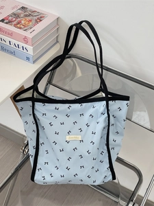 Grand sac cabas bleu clair avec imprimé nœuds noirs et bandoulière de style décontracté