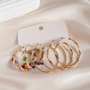Lot de 6 créoles dorées torsadées avec perles blanches et perles colorées sur soie