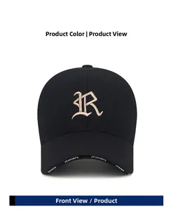 Vorderansicht der schwarzen Winter-Baseballkappe mit goldener R-Stickerei und Detail
