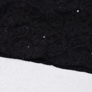 Primer plano de tela de encaje negro con lentejuelas brillantes para conjunto de piezas