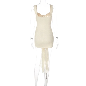 Dettaglio del retro dell'abito in pizzo beige con cerniera e strascico in pizzo