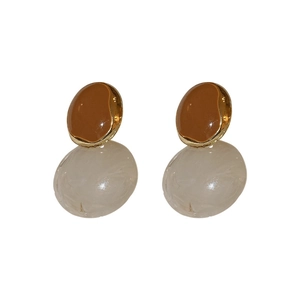 Vintage geometric round stud earrings with caramel enamel and marble white resin design