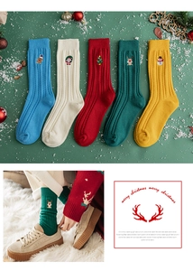 Détails de chaussettes de Noël colorées avec broderie festive et texture en tricot épais