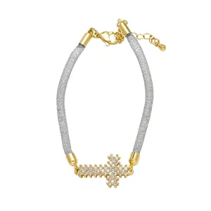 Pulsera de malla chapada en oro con un dije de cruz y circonitas cúbicas incrustadas