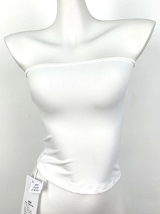 Dettaglio della trama in maglia a coste bianca e bordo elastico sul top a fascia senza spalline