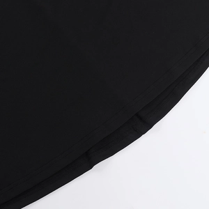 Detailaufnahme der hochwertigen Doppelnaht am Saum eines schwarzen Kleides aus Strickstoff