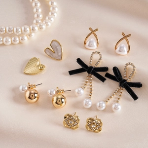 Goldenes Ohrring-Set mit Perlen, Strass und schwarzen Samtschleifen auf Seide