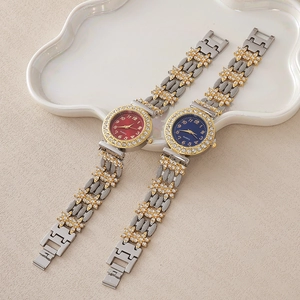 Détail de montres à quartz avec strass, cadrans rouge et bleu sur un plateau en céramique