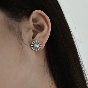 Boucles d'oreilles fleur en argent S925 avec perle grise et zircons étincelants