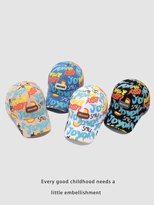 Vue à plat de casquettes de baseball graffiti pour enfants en beige bleu blanc et noir