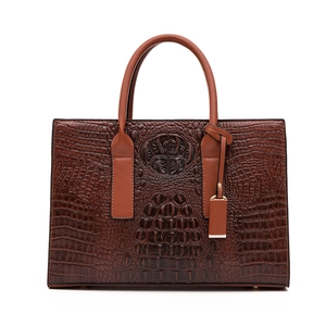Sac fourre-tout marron foncé à motif crocodile avec boucles dorées et anses lisses
