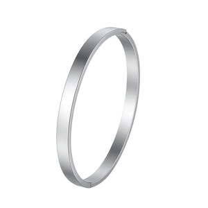 Primer plano de brazalete de acero inoxidable pulido con acabado de espejo sin costuras