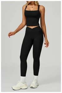 Détail du legging de yoga taille haute avec taille en V et poches latérales en tissu noir