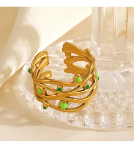Dettaglio dell'anello in acciaio placcato oro 18K con smalto verde su vetro testurizzato