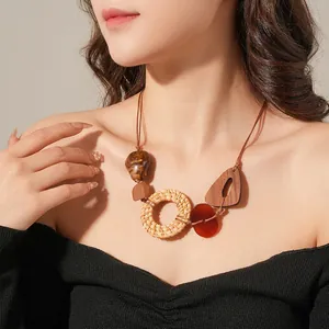 Collier bohème avec perles en résine, éléments en bois et détails en rotin tressé