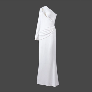 Détail d'une robe longue blanche à une épaule avec plis à la taille et manche