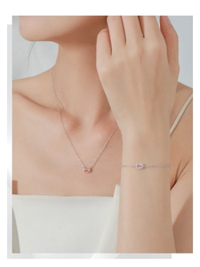 Detailansicht der S925 Silberkette und Armband mit rosa Morganit-Edelsteinen