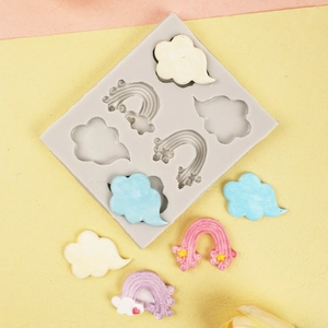 Detalle macro del molde de silicona de arcoíris y nube para fondant con formas coloridas