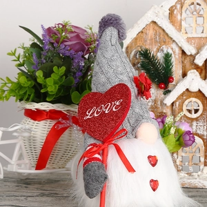 Gnome de Noël avec bonnet en tricot gris et décor de cœur rouge pour maison festive