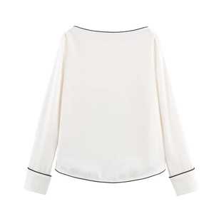 Minimalistische witte damesblouse van satijn met elegante zwarte contrasterende biesjes