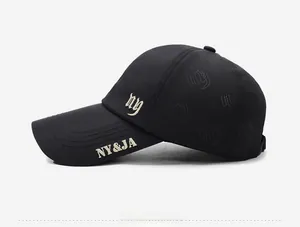 Details der goldenen NY-Stickerei auf der schwarzen, schnelltrocknenden Baseballkappe