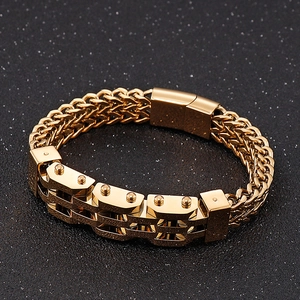 Détail macro du bracelet homme en acier titane doré avec double rangée de maillons