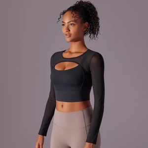 Haut de yoga noir à manches longues en mesh avec découpe en croissant et tissu extensible