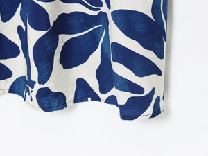 Detailaufnahme des gewebten Saums mit blau-weißem Blattdruck für das Sommerkleid