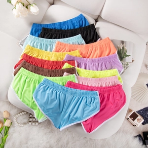 Detailansicht bunter Yoga-Shorts mit weißer Paspelierung und elastischem Bund