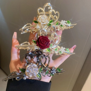 Trois pinces à cheveux élégantes avec roses, cadres cœur en métal et perles pour femmes