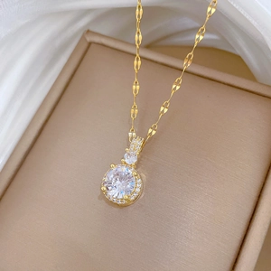 Collier doré élégant avec pendentif rond pavé de zircons sur fond de soie blanche douce