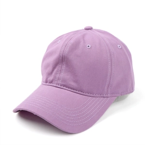 Dettaglio di un cappello da baseball in cotone lavato viola con cuciture fini