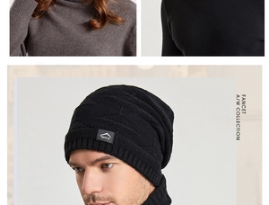 Détail du bonnet en maille noire et du cache-col avec écusson Sport et texture côtelée