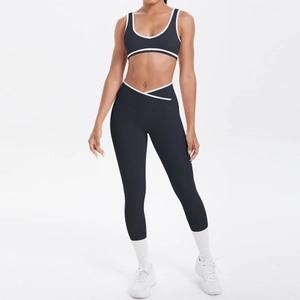 Detail der High-Waist Yogahose mit überkreuztem V-Bund und weißem Kontraststreifen