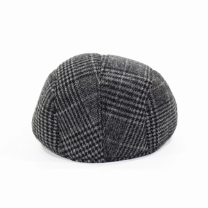 Détail du motif à carreaux gris et noir sur une casquette plate d'hiver chaude