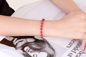 Détail du bracelet en perles de pierre rouge avec séparateurs en métal argenté