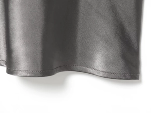 Détail d'une robe midi en satin gris foncé montrant l'ourlet et la texture soyeuse