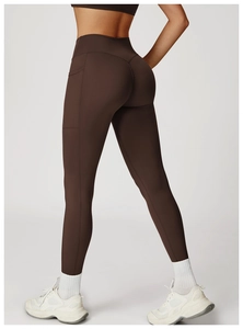 Détail du pantalon de yoga taille haute marron foncé avec poches latérales et coupe mince