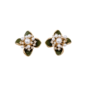 Boucles d'oreilles vintage fleurs plaquées or 18k avec émail vert foncé et perles