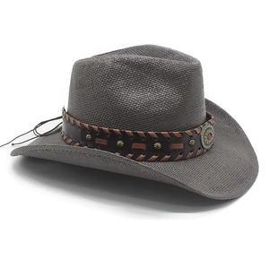 Dettaglio del cappello da cowboy in paglia con fascia in pelle ed emblema turchese