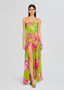 Détail de la robe maxi à fleurs avec fente haute et tissu vert émeraude éclatant